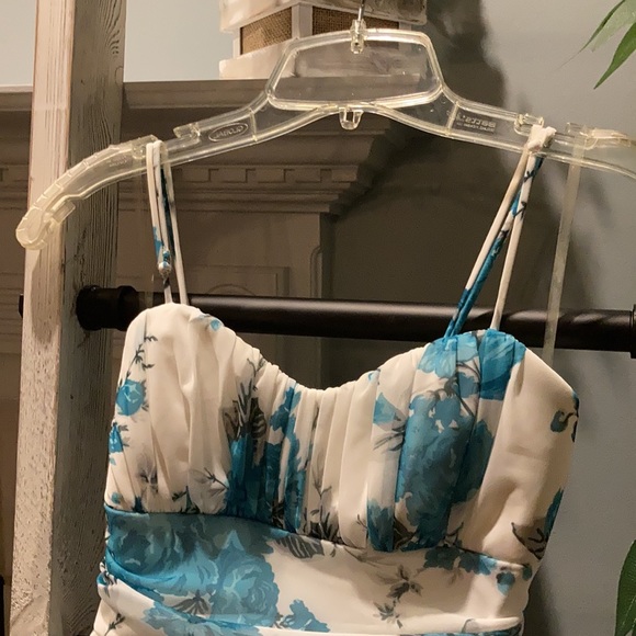 Cute summer time dress! - Picture 3 of 5